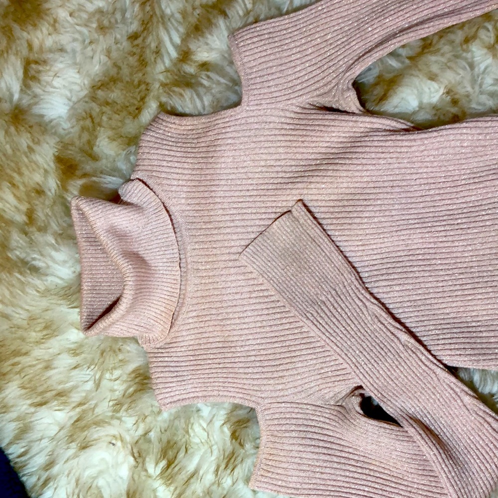 Turtle neck cold shoulder - Picture 2 of 3